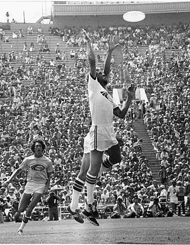 1976TKleapingRoseBowl